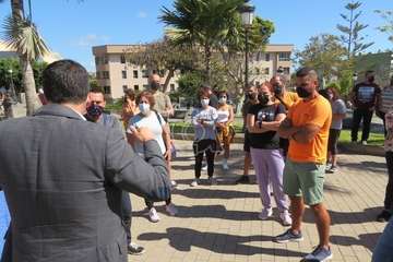 Protesta de los trabajadores del Paco Artiles y encuentro al aire libre con el alcalde en Arnao/TA.
